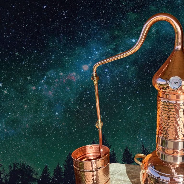 Alambique de cobre sobre un fondo estrellado y nocturno.