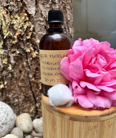 Agua micelar con hidrolato de rosa