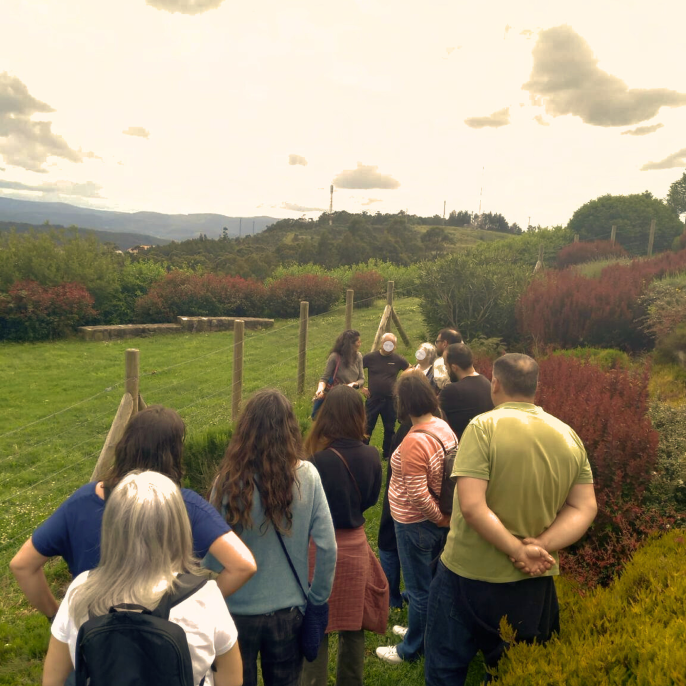 Taller de destilación de hidrolatos en Parque Monticaño Arteixo 2025 | Apañando herbas Foto del taller de destilación de hidrolatos en Espazo Ecolóxico de Monticaño | Apañando Herbas