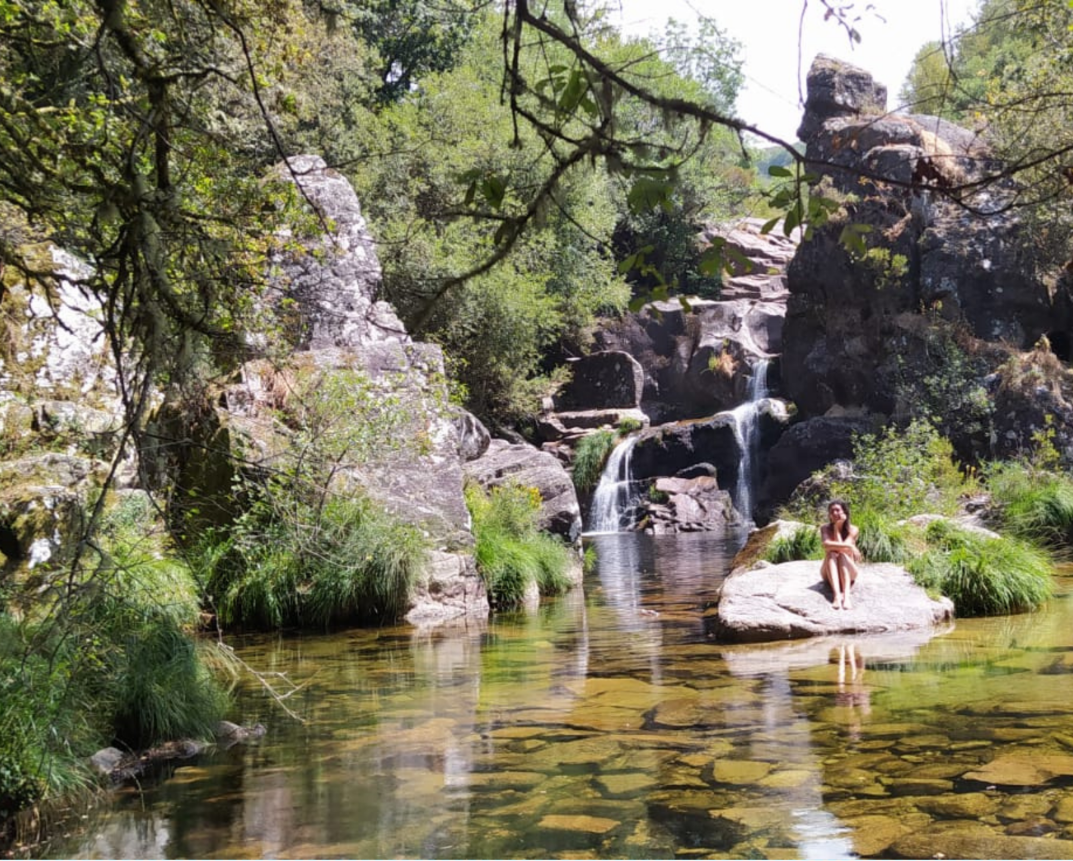 Sandra Regueiro en un entorno natural, símbolo del enfoque botánico de Apañando Herbas y la destilación de hidrolatos de calidad.