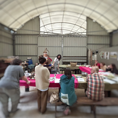 grupo de personas en taller de destilación con alambique de cobre