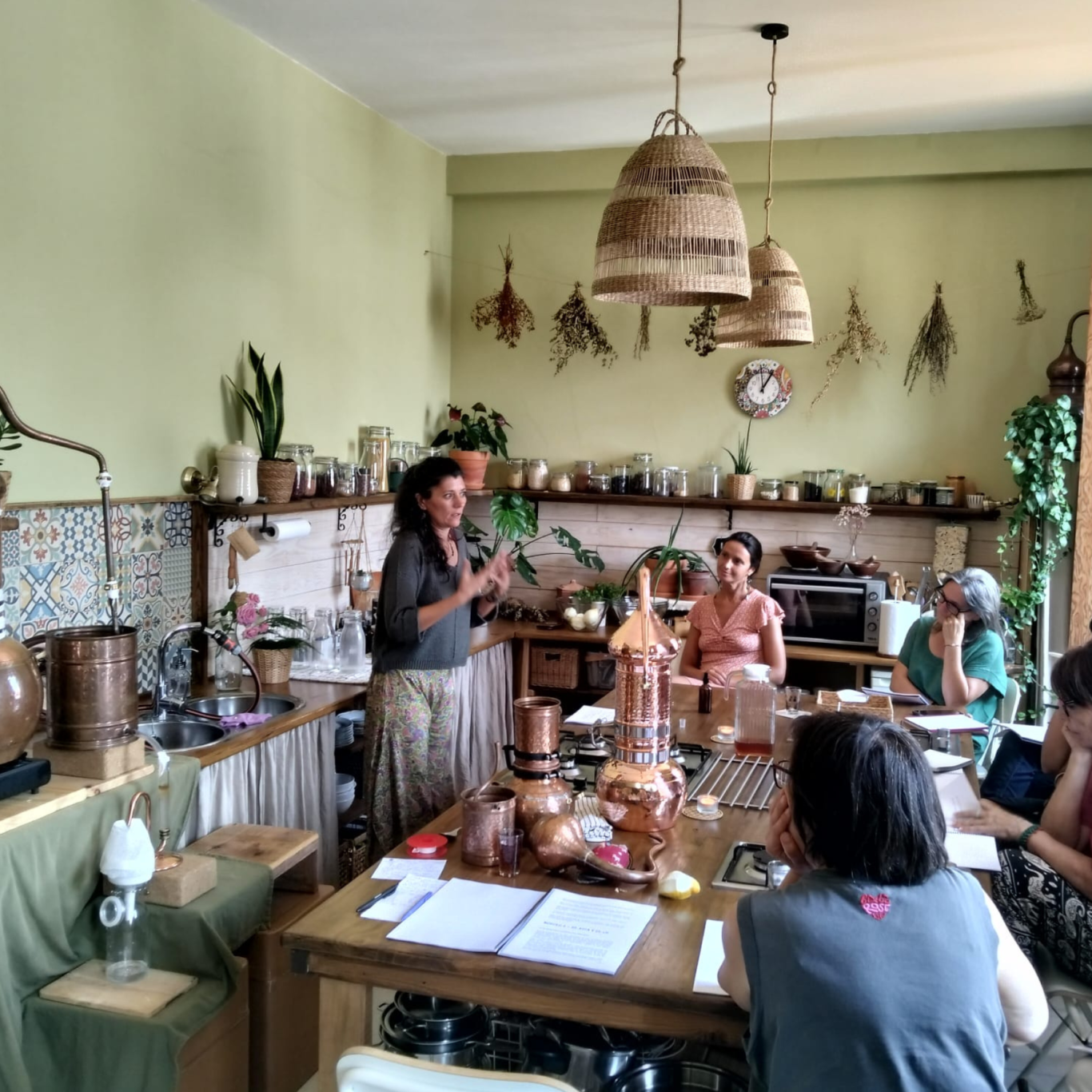 Taller de destilación de hidrolatos en Betanzos 2025 | Apañando herbas Foto del taller de destilación de hidrolatos en Escola Vital Betanzos | Apañando Herbas