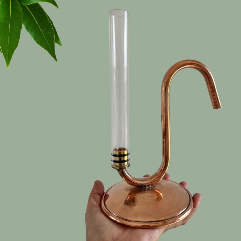 decantador artesanal de cobre para separar el aceite esencial del hidrolato.