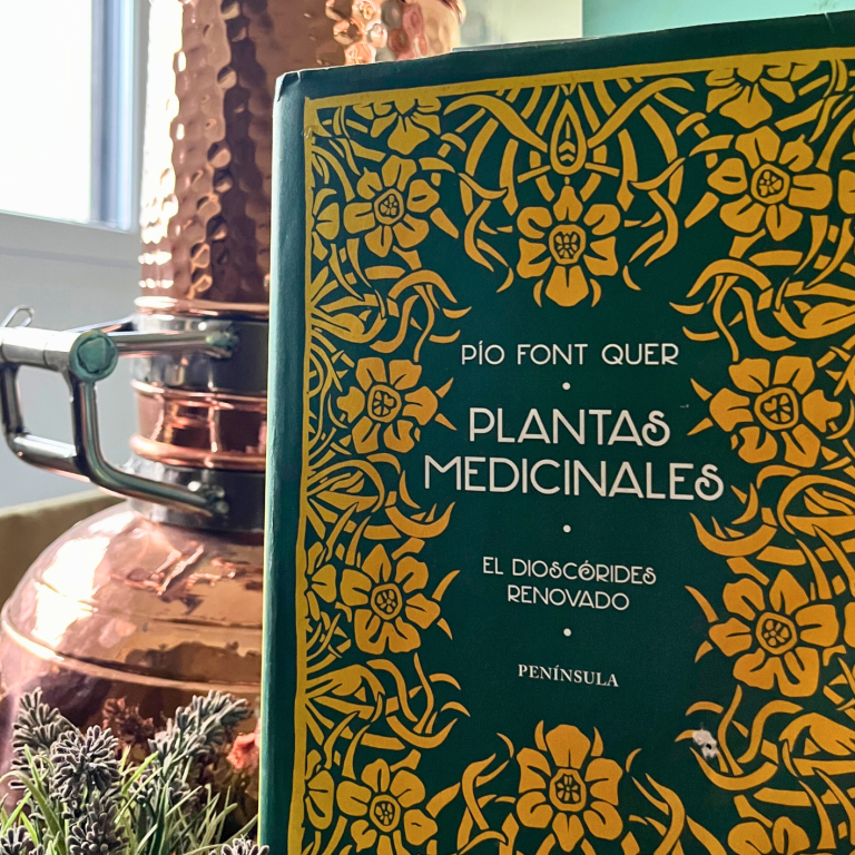 Dioscorides renovado de Pío Font Quer - Plantas medicinales al lado de un alambique de cobre tradicional