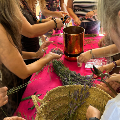 Taller de destilación de lavanda en el Espacio Ecológico de Monticaño en Arteixo, segunda edición con alambique de cobre.