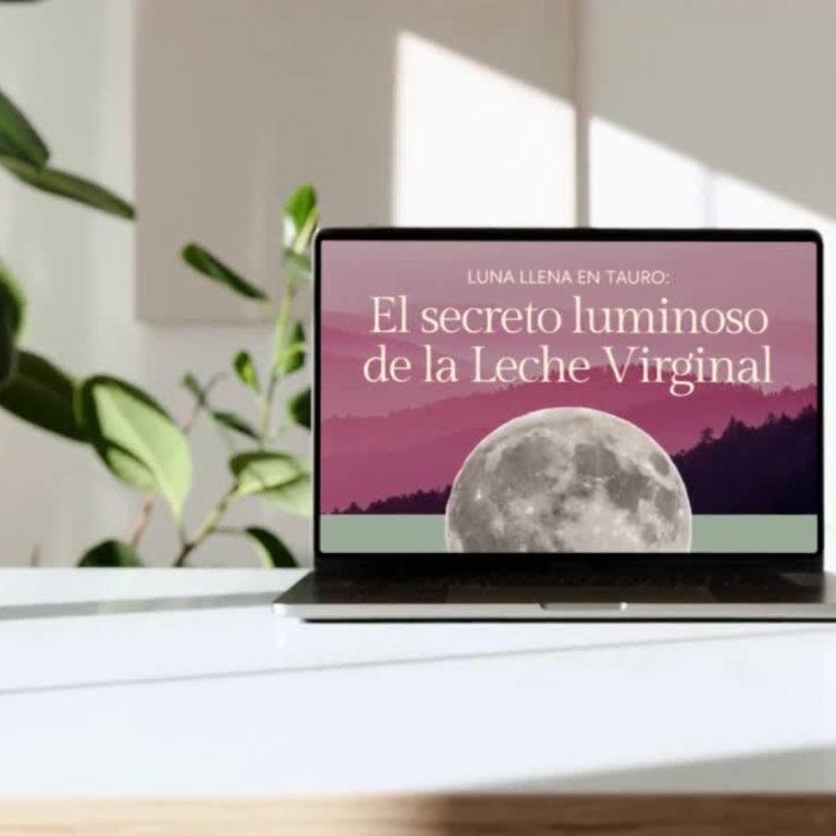 Frasco de vidrio con hidrolato recién destilado y medidor de pH