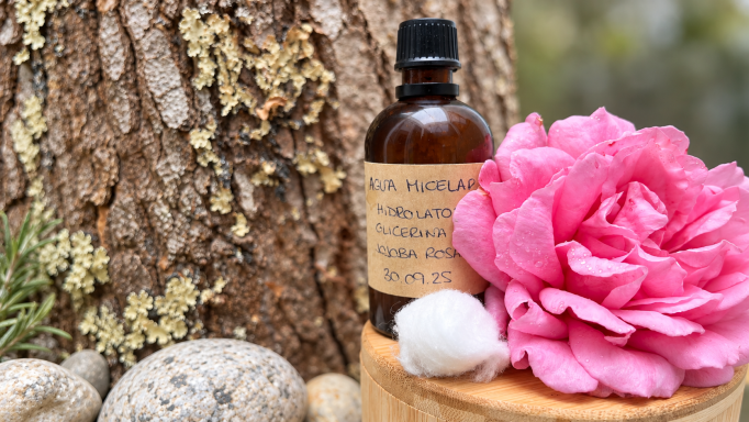 Agua micelar con hidrolatos: receta herbal paso a paso